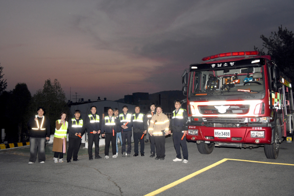 동남소방서에서 학생들에게 소방 안전교육을 진행하고 있다.