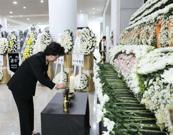 대전 동구의회, 안전공업 화재 희생자 합동분향소 조문(오관영 의장 분향)