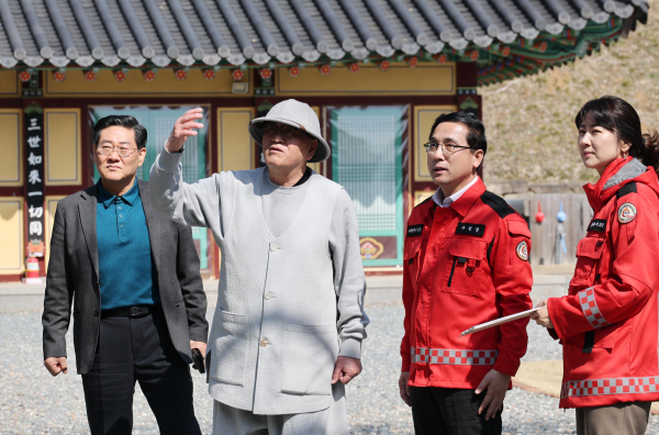 박희조 동구청장이 사찰 내 화재 취약 요소를 꼼꼼히 살피는 모습