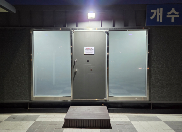 투명 유리면에 전기자극 패드부착 후 투과율 조절