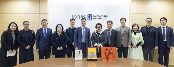 협약식 사진(가운데 오른쪽 김종희 상명대 총장, 가운데 왼쪽 허 쭤징 절강공업대학 지강학원 총장)