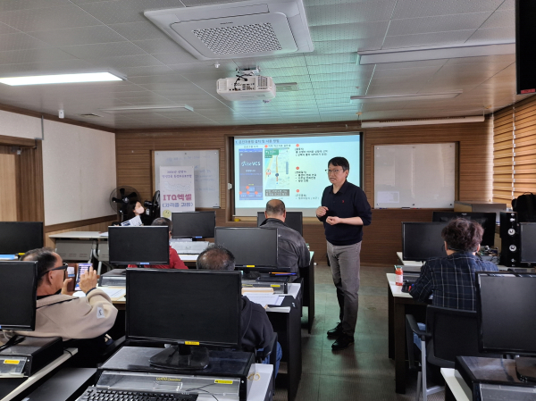 지난 24일 바우처 택시기사들을 대상으로 역량강화 교육 진행 모습