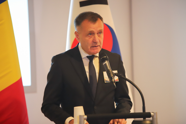 경제·문화 교류 확대의 필요성을 밝히는 체자르 대사