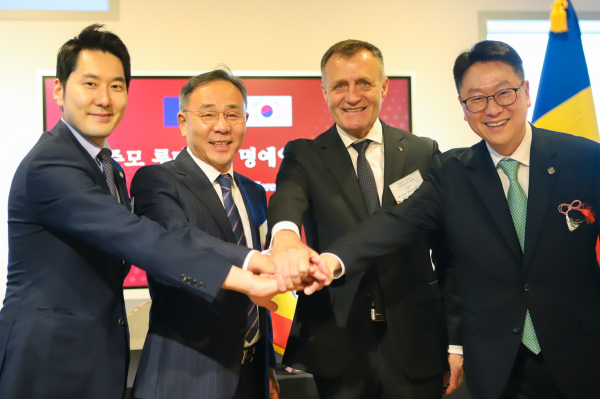 양국의 협력을 다짐하는 체자르 대사(왼쪽에서 3번째)와 강준모 SVU 총장(4번째)