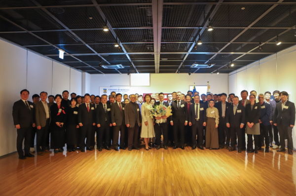 강일구 호서대 총장(왼쪽에서 8번째)과 체자르 대사(10번째)