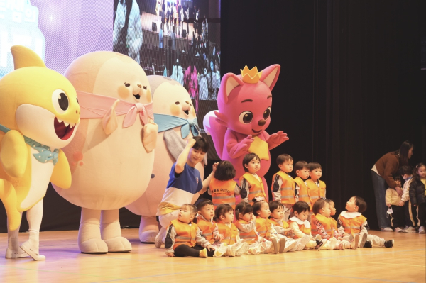 지난 25일 서산시 문화회관 대공연장에서 진행된 ‘핑크퐁과 튼튼쌤의 댄스파티 with 가티와 오슈’ 공연