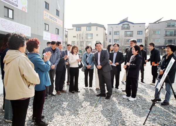 서철모 서구청장을 비롯한 구 관계자들이 도안동 1777번지 공한지 임시 공영주차장 시설을 살피고 있다