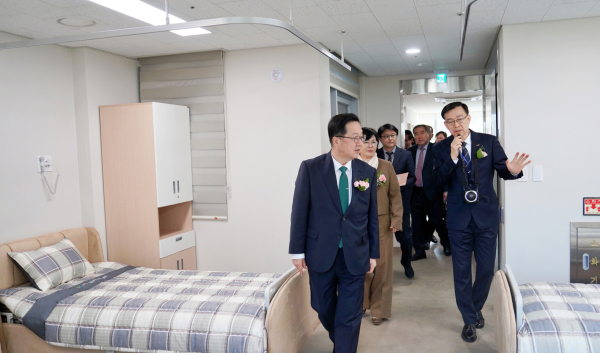 대전시립요양원의 개원식 후 내부를 둘러보고 있는 이장우 대전시장과 김인식 원장.