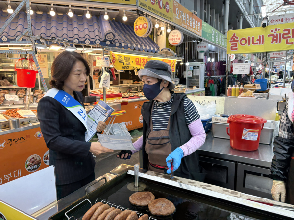26일 대전중앙시장에서 ‘보이스피싱 보상보험 무료가입 행사’ 진행 모습