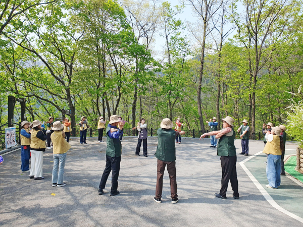 어르신들께서 국립제천치유의숲에서 산림치유프로그램을 즐기고 있다