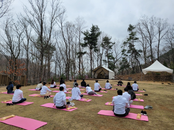 청소년들이 국립칠곡숲체원에서 진행된 위기청소년 자립역량 강화 프로그램에 참여하여 숲 속 스트레칭 프로그램을 하고 있다.