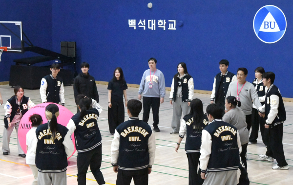 27일, 교내 백석체육관에서 열린 ‘장애인과 함께하는 MT’에서 킨볼 협동 게임과 VR·XR 스포츠 체험에 참여하고 있다.
