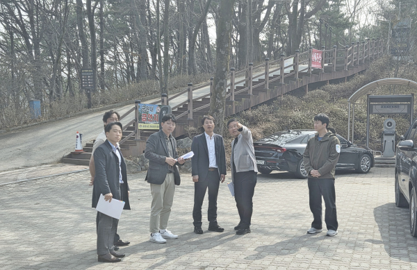 전상욱 부군수(왼쪽 네 번째)가 주요 관광시설을 답사하면서 강희선 관광진흥과장(오른쪽 두 번째)로부터 현황 설명을 듣고 있다.
