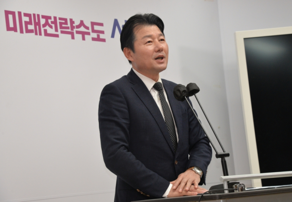 기자회견하는 이준배 국힘 세종시당위원장&nbsp;