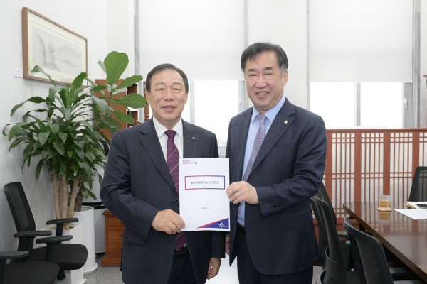 (왼쪽부터) 최민호 시장, 맹성규 국토위 위원장 방문 모습