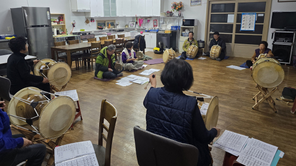 어르신들이 경로당 활성화 프로그램에 참여하는 모습