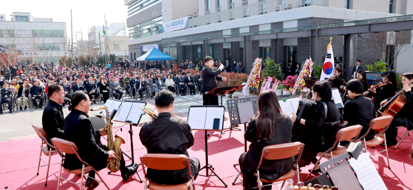 개관 행사로 보령팝스오케스트라의 축하 공연 모습