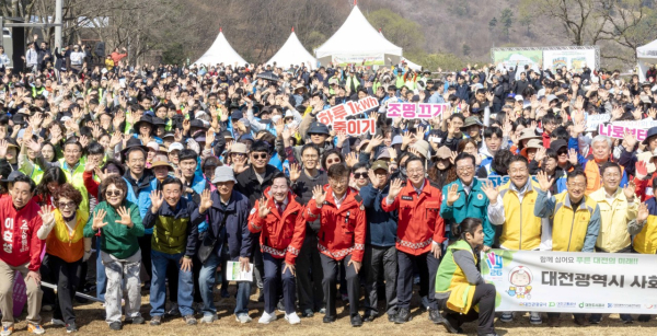 지난 1일, 장동문화공원 일원에서 ‘제81회 식목일 기념 나무심기 행사’를 마친 후 기념 촬영 모습