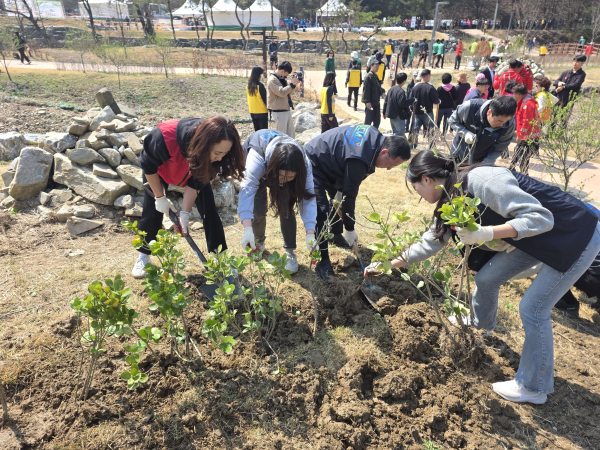 제81회 식목일 기념 나무심기 행사’ 참여 모습