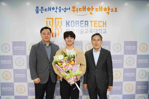 전기공학과 졸업생 김동훈 씨(가운데)가 미국 명문 대학인 펜실베니아 주립대(The Pennsylvania State University) 박사과정에 합격했다. (왼쪽부터) 안치형 지도교수, 김동훈 씨, 유길상 총장