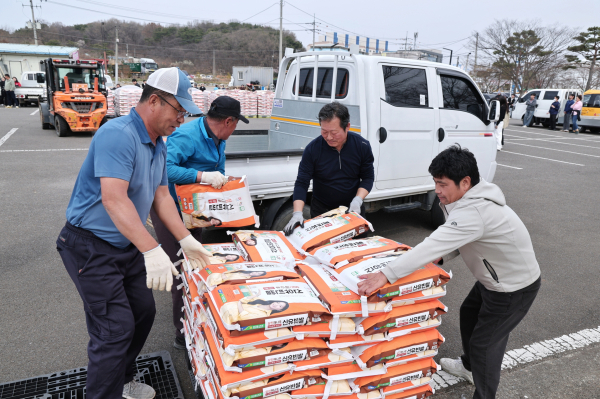 신유빈 쌀 전달 현장(대형 트럭에 신유빈 쌀을 전달하고 있다)