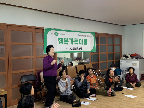 음악치유 프로그램에 참여해 노래를 부르며 웃음을 나누는 어르신들의 모습