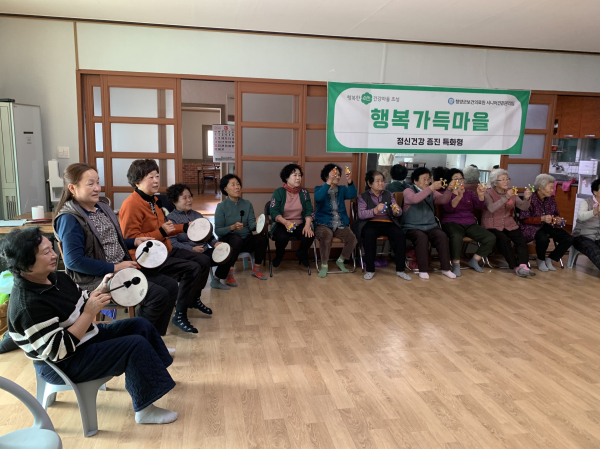 인지 자극을 위해 악기연주에 참여하며 집중하는 어르신들의 모습