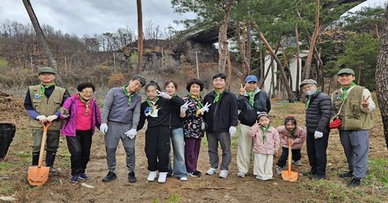 국립산림치유원에서 진행한 ‘되살림(林) 캠프’에서 참가자들이 묘목을 식재했다.