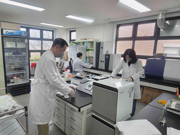 퇴비 부숙도 검사 현장(당진시농업기술센터 관계자가 축산농가에서 제출한 가축분(퇴비) 시료를 활용해 부숙도 검사를 진행하고 있다.)