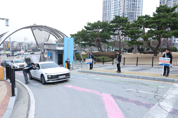 지난 3월 25일 원유 부문 자원안보위기 경보 ‘주의’ 단계 발령에 따른 승용차 5부제 시행에 맞춰 임직원의 참여를 독려하고 차량 운행 현황을 점검하고 있다.