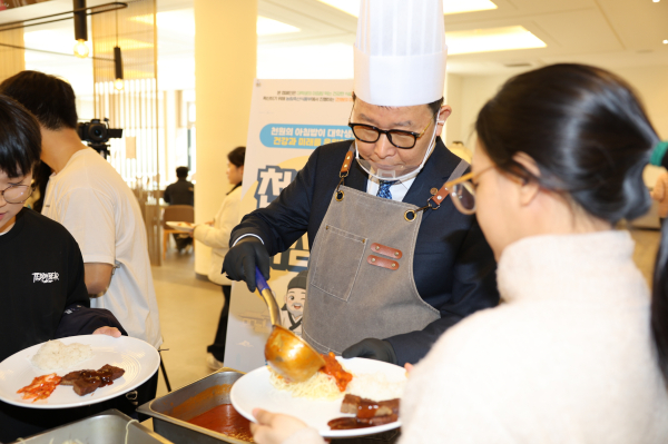 선문대가 천원의 아침밥을 운영하고 있다(문성제 총장이 학생에게 배식하고 있다)