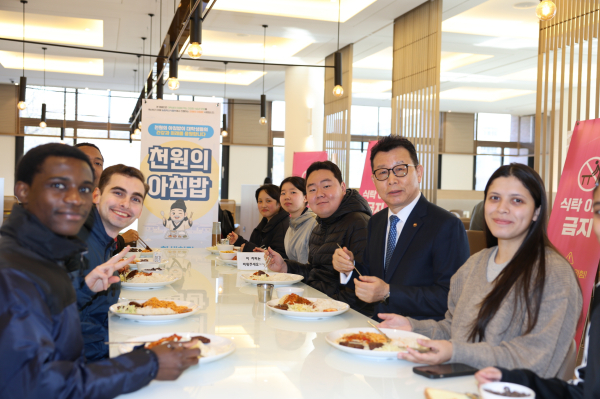 선문대가 천원의 아침밥을 운영중이다(문성제 총장이 학생들과 식사하고 있다)