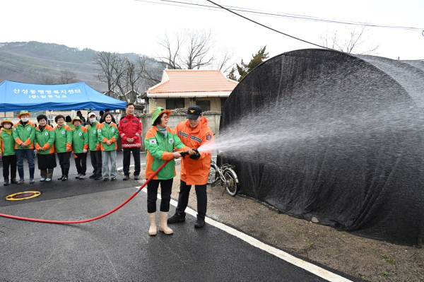 지난 6일 정생동 일원에서 진행된, 비상소화장치 체험교육 사진