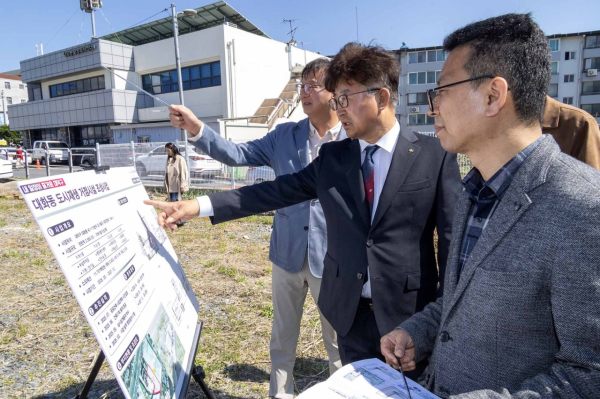 최충규 대덕구청장과 대덕구 공무원들이 7일 대화동 도시재생 거점시설 조성사업 대상지를 방문해 현장점검 진행