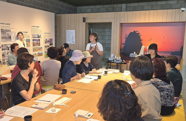 치유프로그램 진행하고 있는 모습(놀샘터농장)