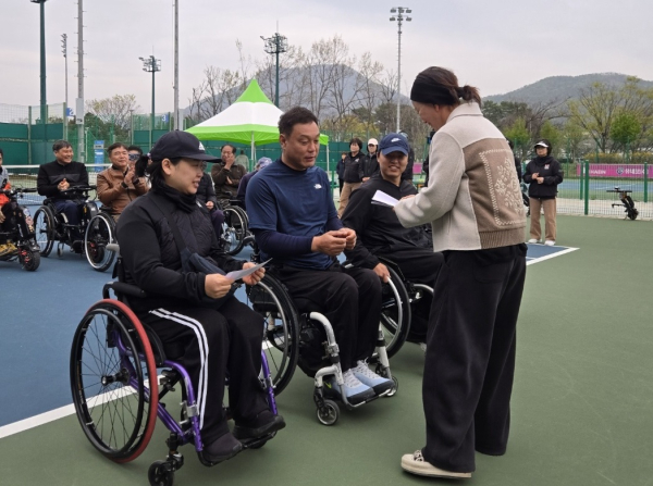 박재철 선수(사진 가운데) 수상 모습