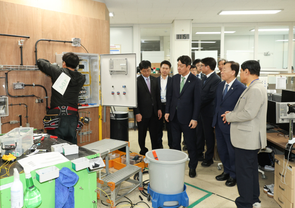 대전시 기능경기대회 현장 격려에 나선 설동호 교육감 모습