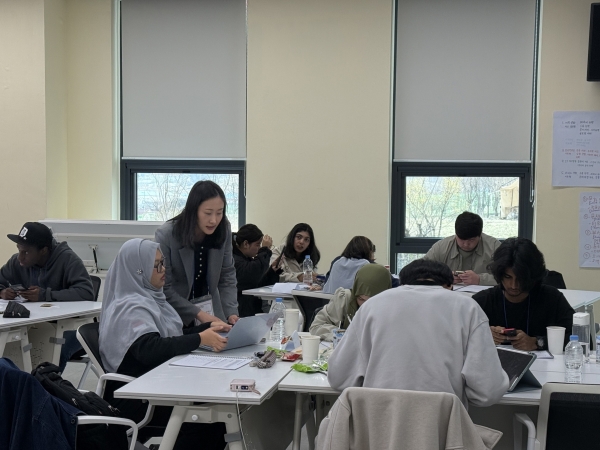 취업캠프 참가 유학생들이 강사와 함께 실무 중심 직무 교육에 참여하고 있다