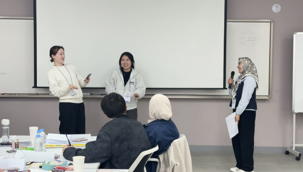 유학생들이 팀 프로젝트로 직무 역할을 설정하고 실무 상황을 재연해 발표하고 있다.