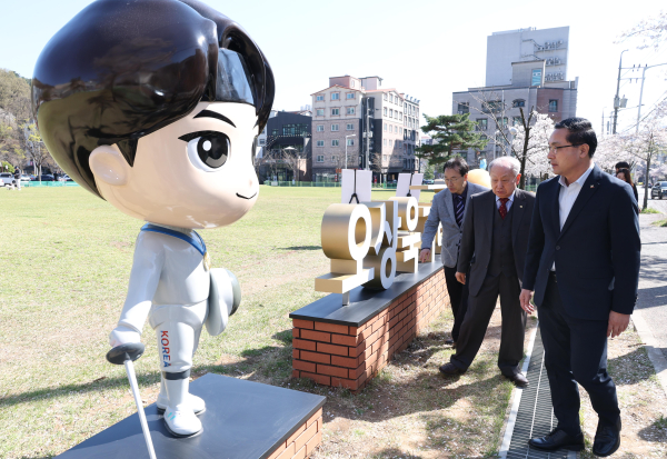 박희조 동구청장이 명예도로 ‘오상욱거리’ 기념 조형물을 살펴보고 있다