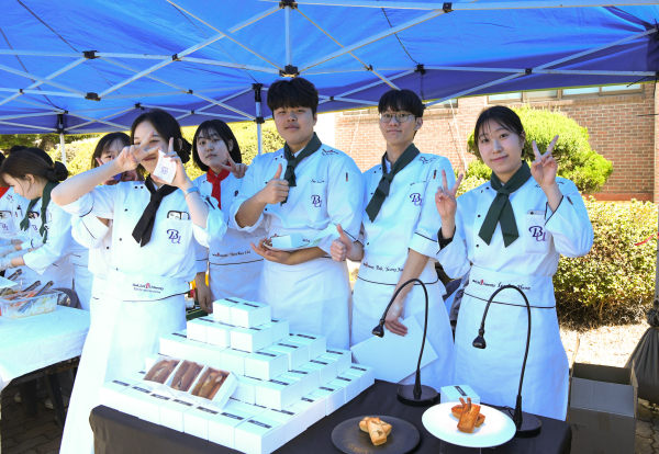 백석대 재학생들이 건학 50주년 기념 전공박람회 체험 부스에서 전공 관련 프로그을 운영하고 있다.