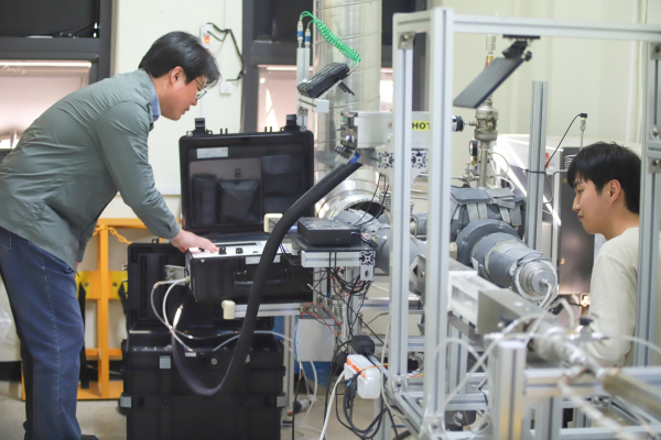 폐열회수개질 및 연소기 축소모형 실험하고 있는 최병철 교수(좌)와 연구원