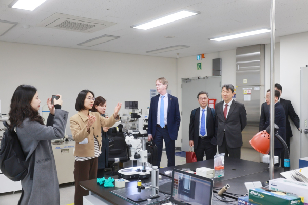 미국 애리조나주립대 부총장 일행이 한국기술교육대 공용장비센터를 견학하는 모습