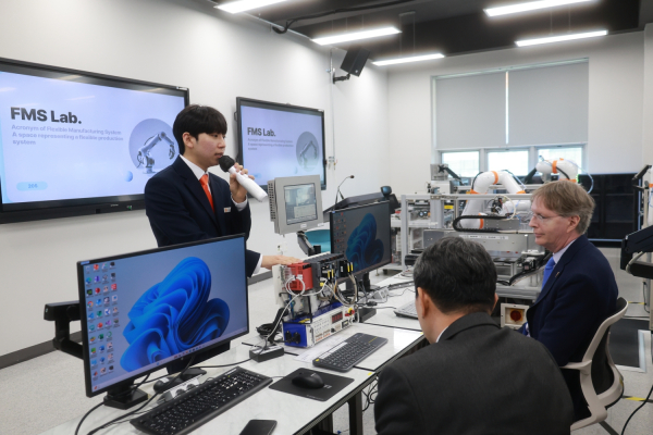 미국 애리조나주립대 부총장 일행이 한국기술교육대 다담미래학습관 FMS(유연생산시스템) LAB에서 장비를 시연하는 모습