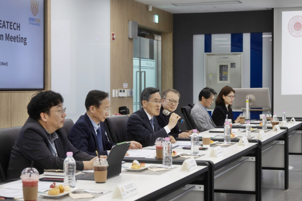 인사말을 하는 유길상 총장(가운데) 모습