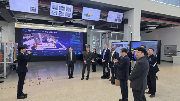 미국 애리조나주립대 부총장 일행이 한국기술교육대 다담미래학습관 첨단 시설을 견학하는 모습