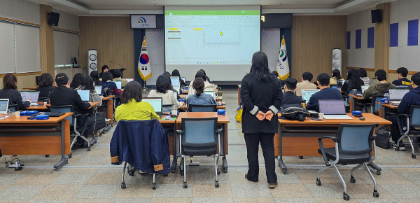 구청 대회의실에서 직원들이 교육을 듣고 있다.