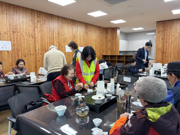국립익산치유의숲을 찾은 어르신들이 심신 안정을 위한 산림치유 프로그램에 참여하고 있다.