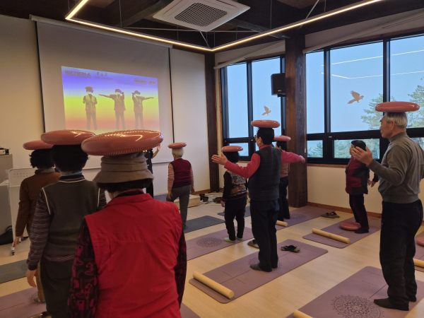 국립익산치유의숲을 찾은 어르신들이 신체 활력을 위한 산림치유 프로그램에 참여하고 있다.