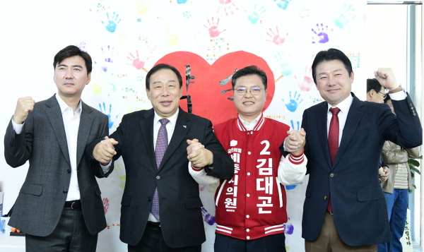 왼쪽으로 부터 정우진 당협위원장, 최민호 세종시장, 김대곤 예비후보, 이준배시당위원장
